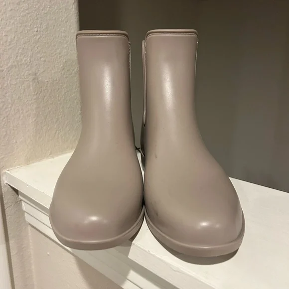 A New Day Chelsea Rain Boots Women's US 7 Taupe Waterproof Round Toe Slip On - Picture 9 of 10